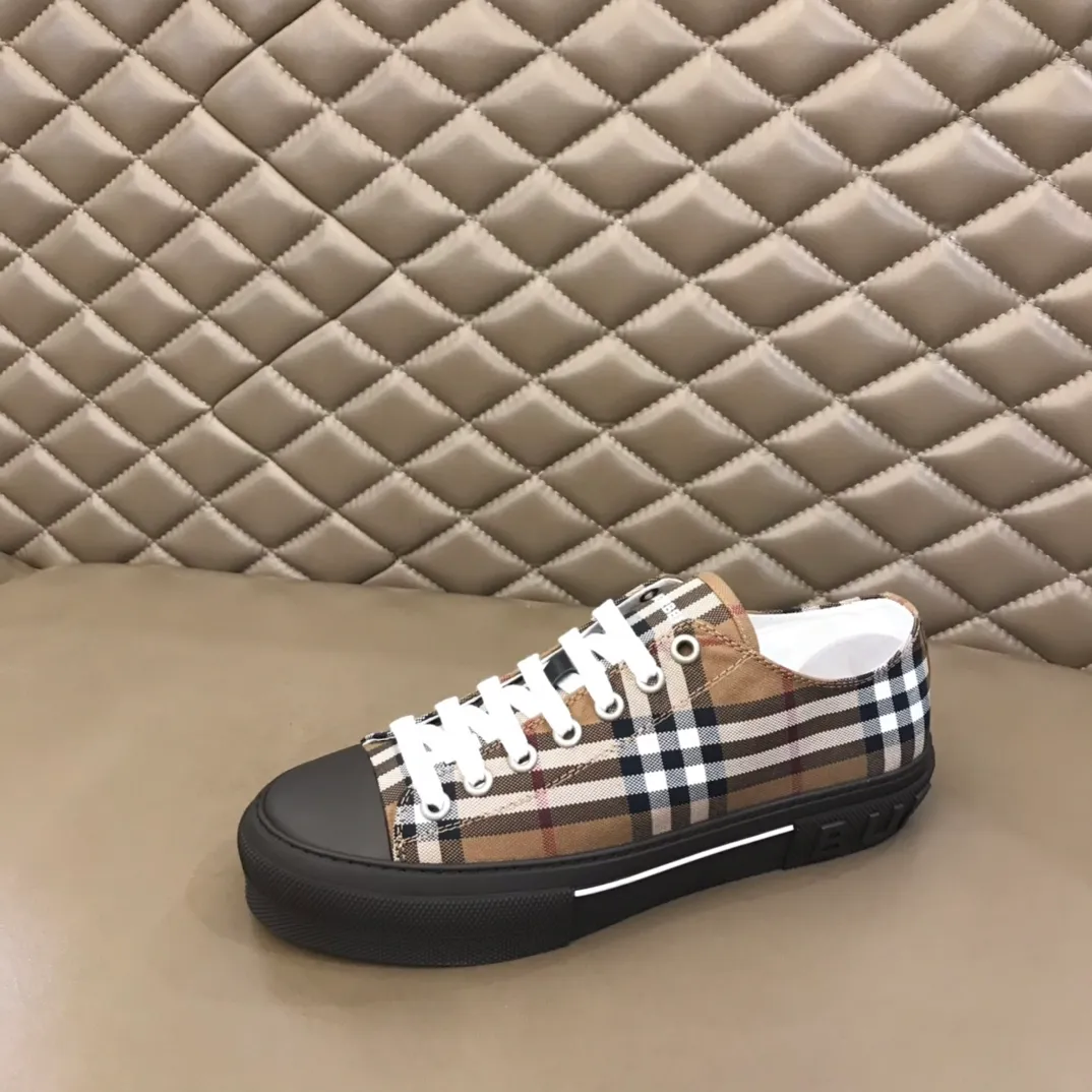 p400 "Burberr*" men's classic low-top sneakers, reinterpreted in Vintage check cotton material and decorated with a new brand logo. First-layer sheepskin lining, embossed Burberry logo on the heel, and original TPU outsole! Size: 38-44 No. 068